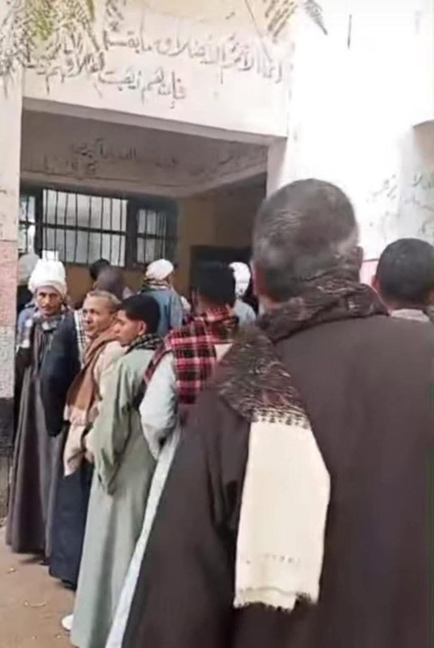 إقبال المواطنين للإدلاء بأصواتهم في اللجان الانتخابية بالمنيا