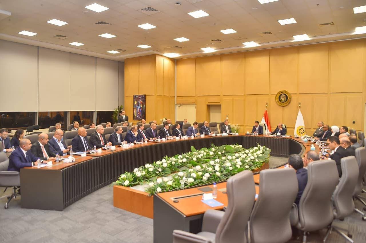 وزيرا الاستثمار والتجارة الخارجية والصناعة يعقدان اجتماعاً موسعاً مع  المجالس التصديرية