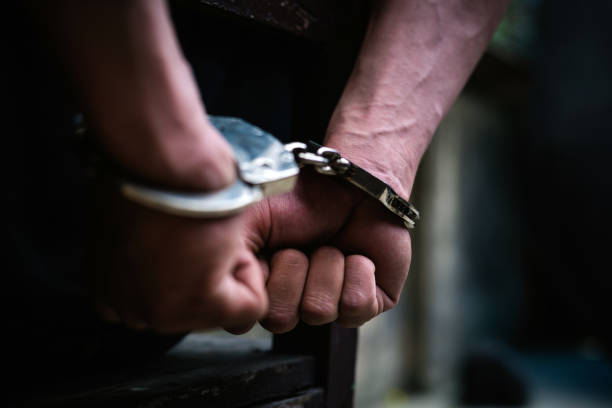انتحال صفة موظف بنك وسرقة أموال العملاء.. سقوط نصاب والحبس والغرامة في انتظاره
