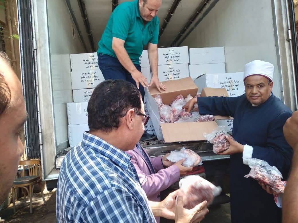 محافظ الجيزة:: توزيع ٣ أطنان من لحوم صكوك الأضاحي على الأسر الأولى بالرعاية بمختلف الاحياء