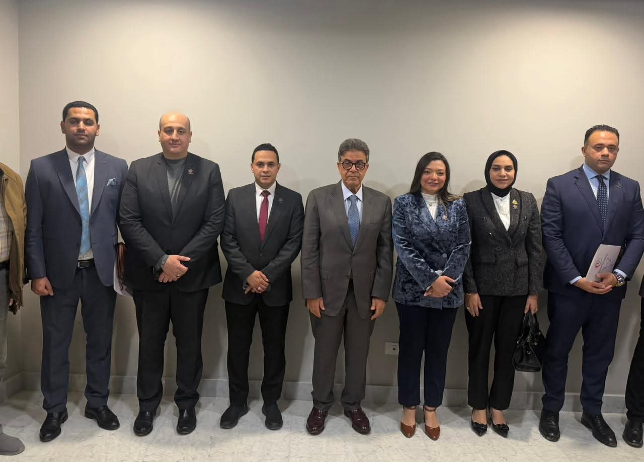 وفد تنسيقية الشباب يلتقي نقيب الأطباء البيطريين.. لمناقشة أوجه التعاون المتبادلة