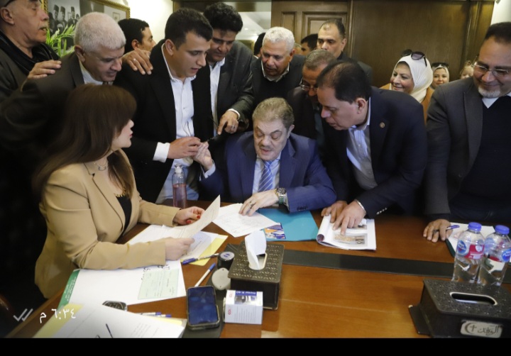فى‭ ‬ثالث‭ ‬أيام‭ ‬تلقى‭ ‬الطلبات  الدكتور‭ ‬السيد‭ ‬البدوى‭ ‬يتقدم‭ ‬بأوراق‭ ‬ترشحه‭ ‬على‭ ‬رئاسة‭ ‬الوفد