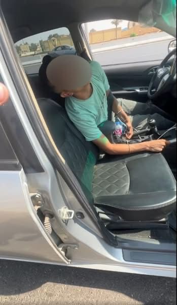 راكب يتدخل لإنقاذ حياته بعد قيادة خطيرة لسائق أوبر تحت تأثير المخدرات