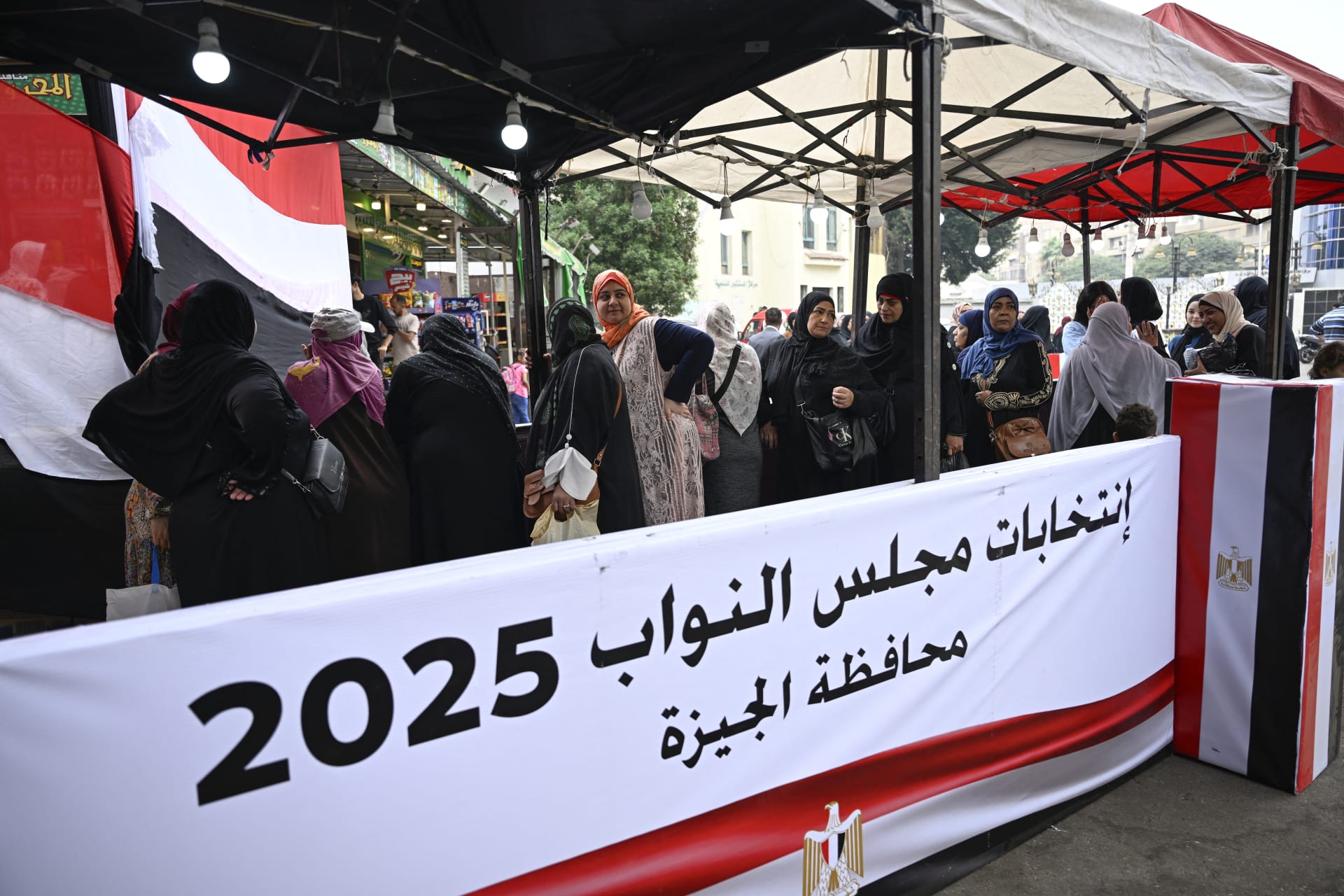 إقبال كثيف بمدرسة جمال عبد الناصر في الدقي مع بدء التصويت في الدوائر المُلغاة لانتخابات مجلس النواب 2025