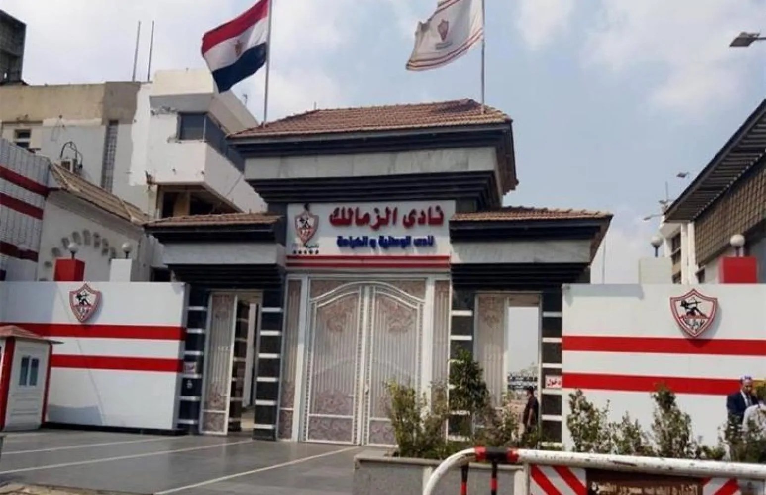 كيف تجاوزت القلعة البيضاء حدود المستطيل الأخضر؟