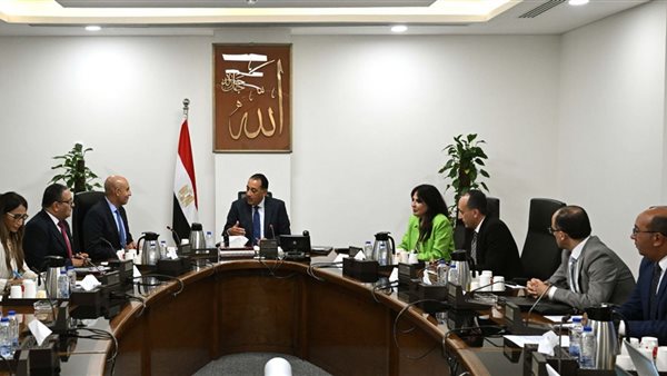 مدبولي يطلع على الكتب الدراسية الجديدة المطبوعة ضمن تطوير التعليم