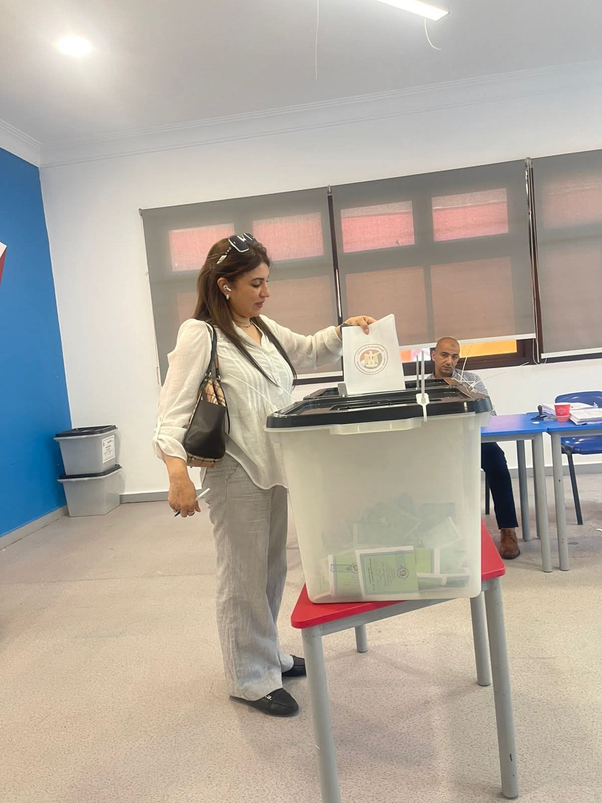 الدكتورة مرفت عبد المنعم مساعد رئيس حزب المؤتمر تدلي بصوتها وتدعو المرأة المصرية للمشاركة في الاستحقاقات الدستورية