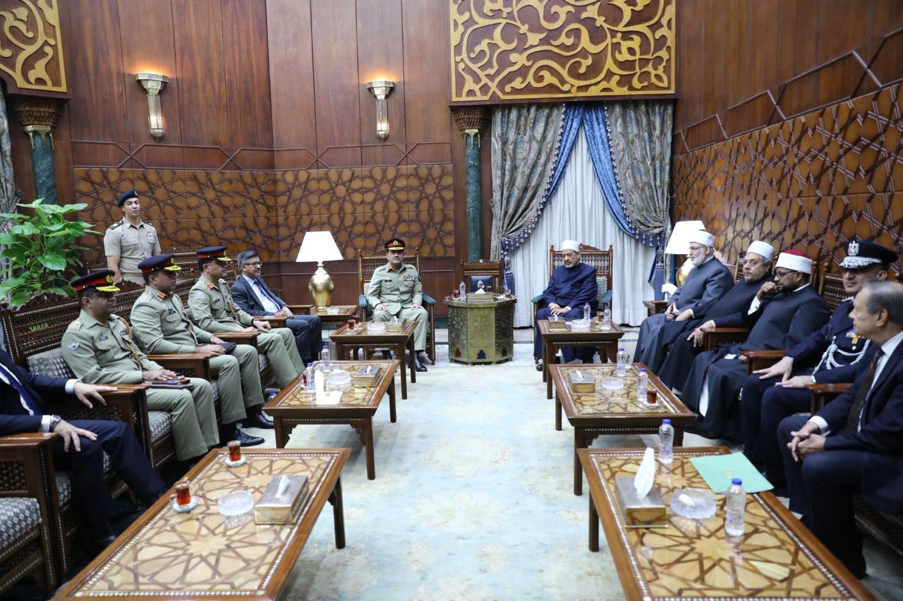 شيخ الأزهر يبحث مع رئيس الأركان الباكستاني تعزيز التعاون في مواجهة التطرف