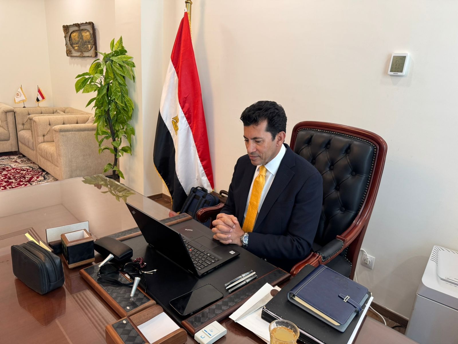 وزير الرياضة يستعرض عبر الفيديو كونفرانس ترتيبات إطلاق مبادرة "الكيانات في الشارع" لخدمة المجتمع