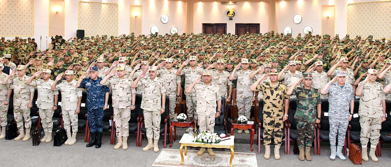 وزير الدفاع والإنتاج الحربى يلتقى بعدد من مقاتلى القوات الخاصة من المظلات والصاعقة