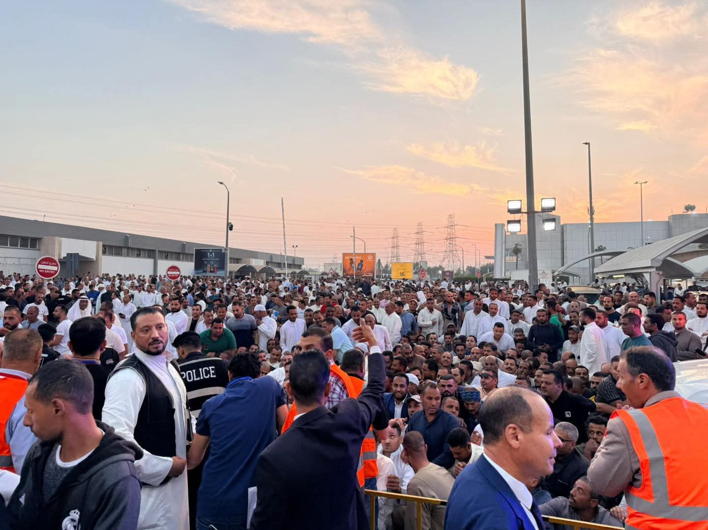 حشود كبيرة للمصريين أمام سفارة الكويت وتوقعات بمد فترة التصويت في انتخابات مجلس النواب 2025