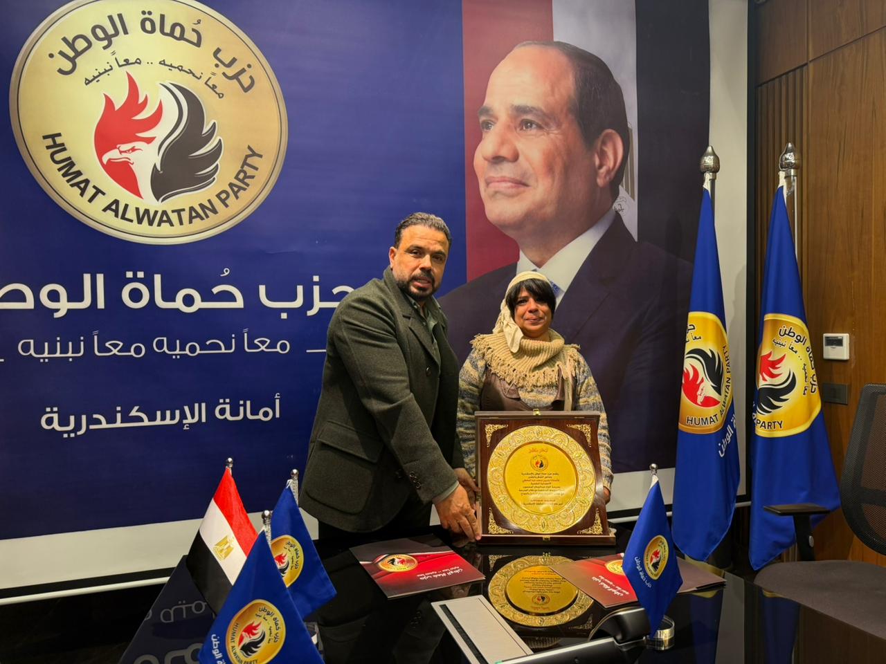 بالصور .. "حماة الوطن" يكرم المعلمة المعتدي عليها بالإسكندرية ويؤكد كرامة المعلم خط أحمر