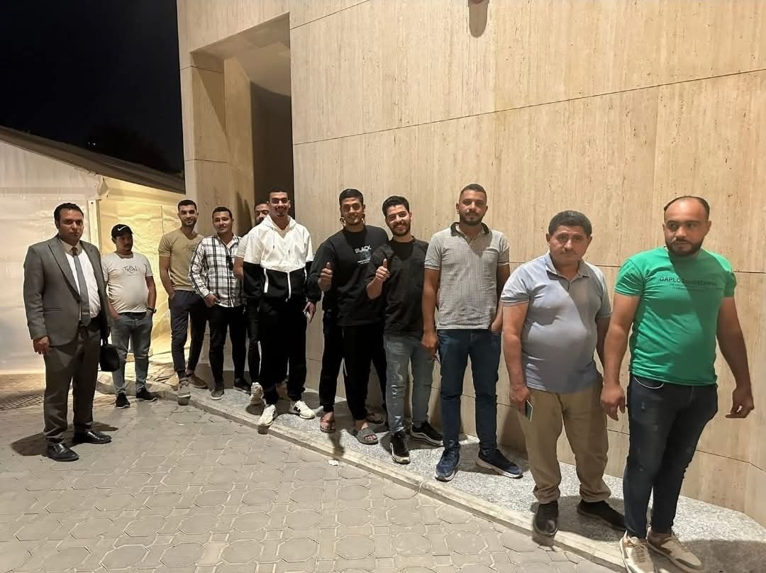 توافد الناخبين أمام السفارة المصرية بالرياض بعد تمديد العمل ساعة إضافية لحين اكتمال التصويت في المرحلة الثانية لانتخابات مجلس النواب