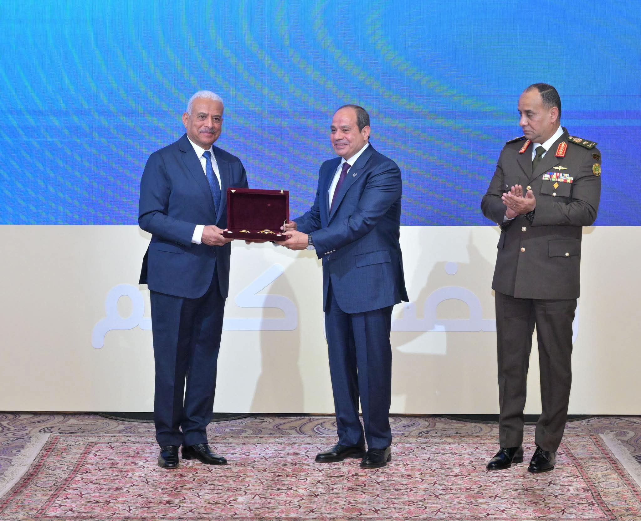 السيسي يمنح عبد المجيد صقر نوط الجمهورية ويعيّنه مساعدًا للرئيس
