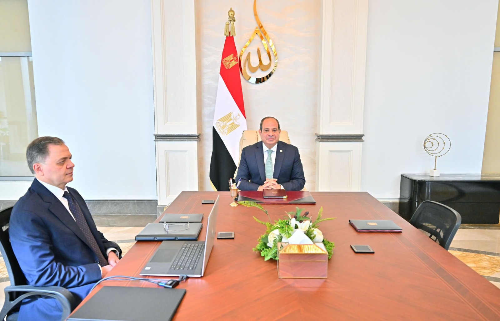 الرئيس عبد الفتاح السيسي يجتمع مع اللواء محمود توفيق وزير الداخلية.