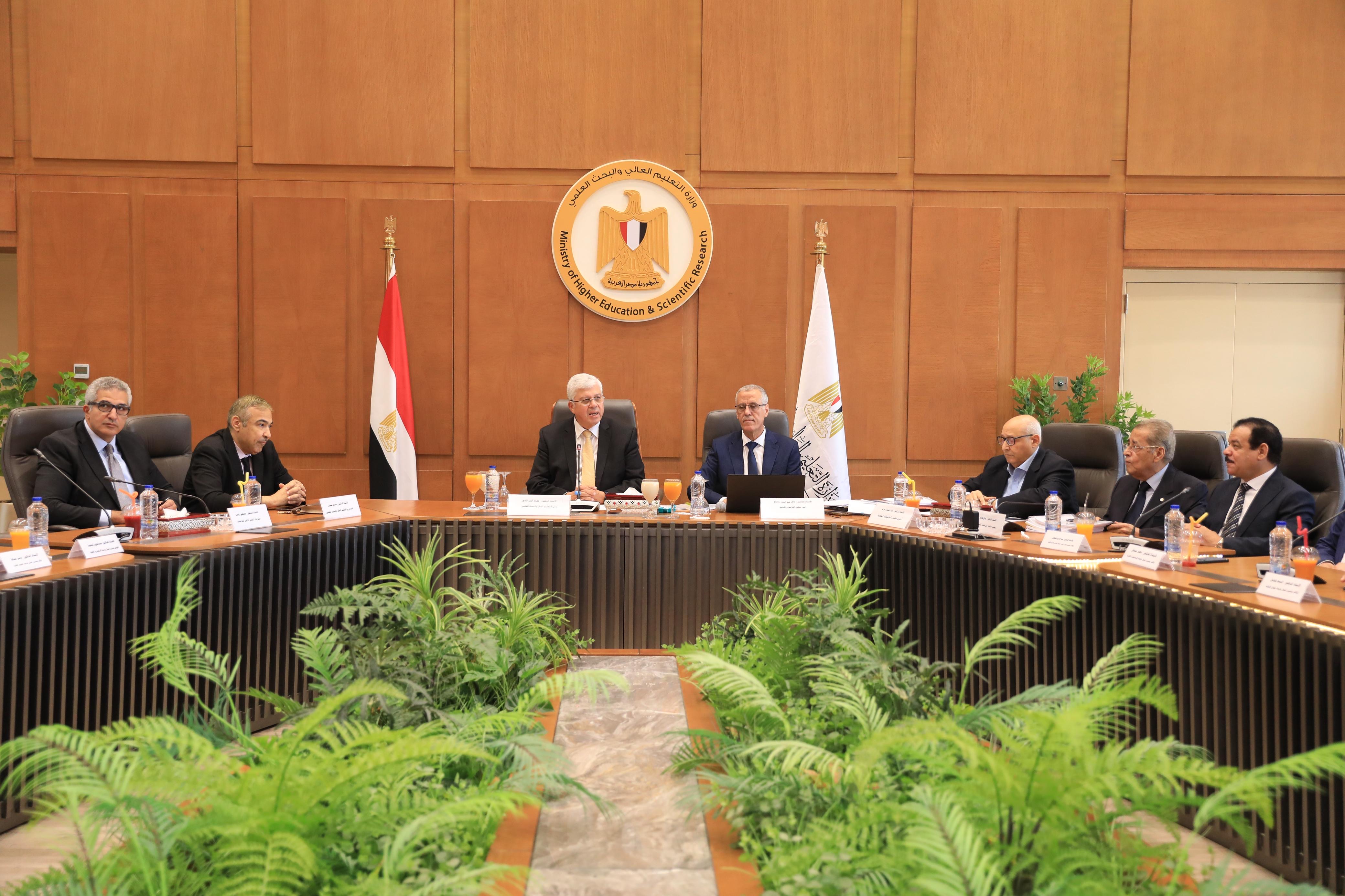 وزير التعليم العالي يترأس اجتماع مجلس الجامعات الأهلية و  تستعد للعام الدراسى الجديد ب192 برنامجًا دراسيًا جديدًا و اهتمام بالطلاب المتفوقين غير القادرين