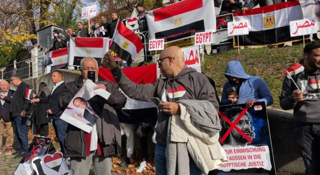 وقفة وفاء في فيينا.. أبناء الجالية المصرية يجددون دعمهم للدولة