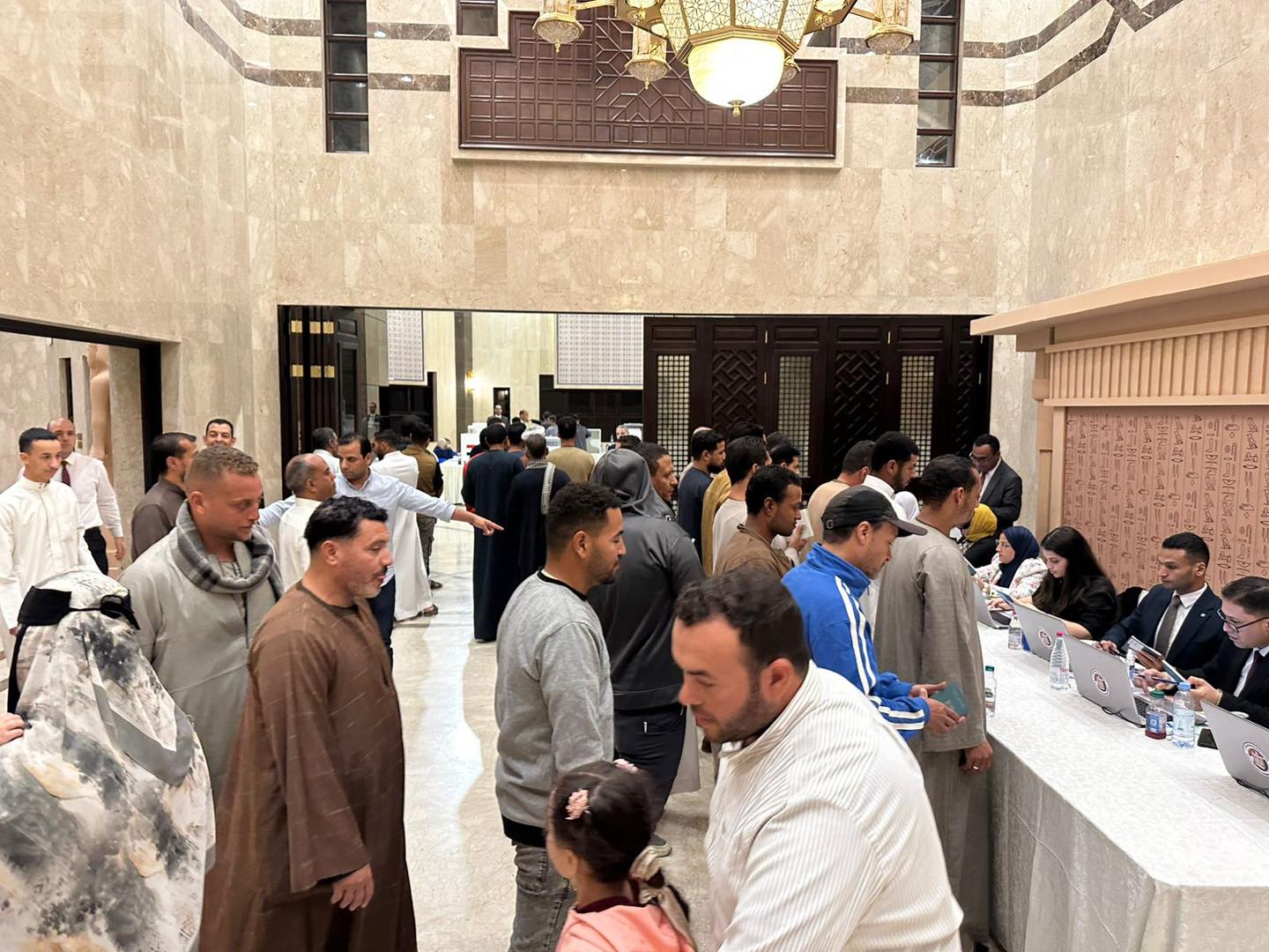 استمرار توافد المصريين بالسعودية للتصويت في انتخابات مجلس النواب بالدوائر الملغاة ضمن المرحلة الأولى