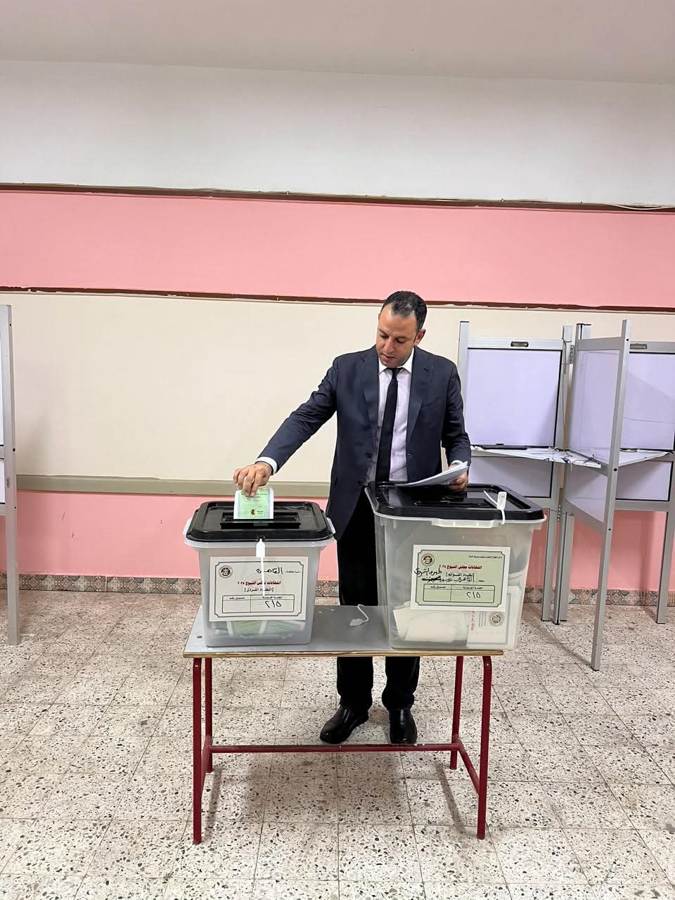 مساعد رئيس حزب المؤتمر يدلي بصوته في انتخابات الشيوخ ويؤكد: الشباب كلمة السر في بناء المستقبل