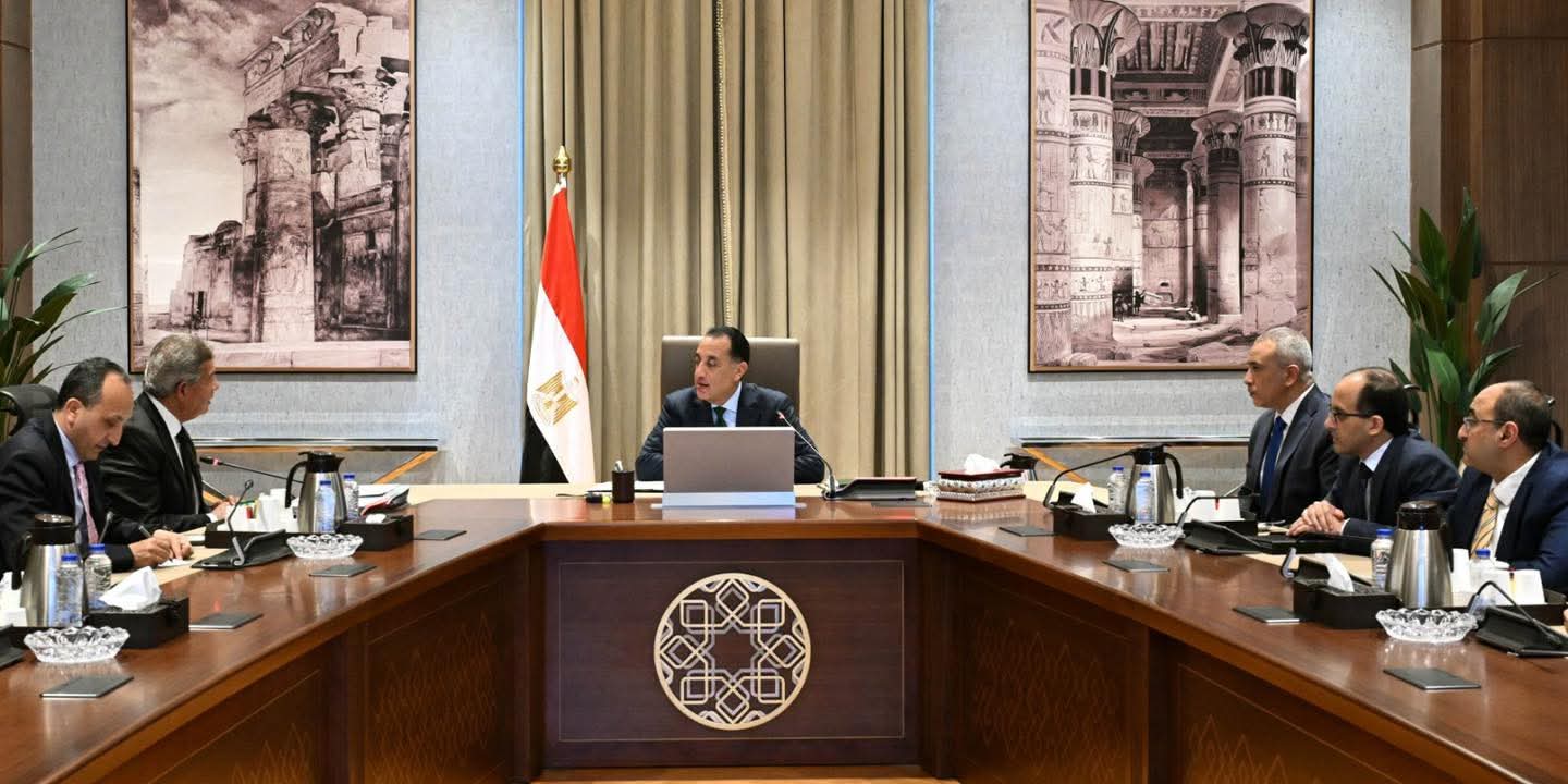 رئيس الوزراء يتسلم التقرير النهائي لتطوير الإعلام المصري تمهيدًا لعرضه على الرئيس