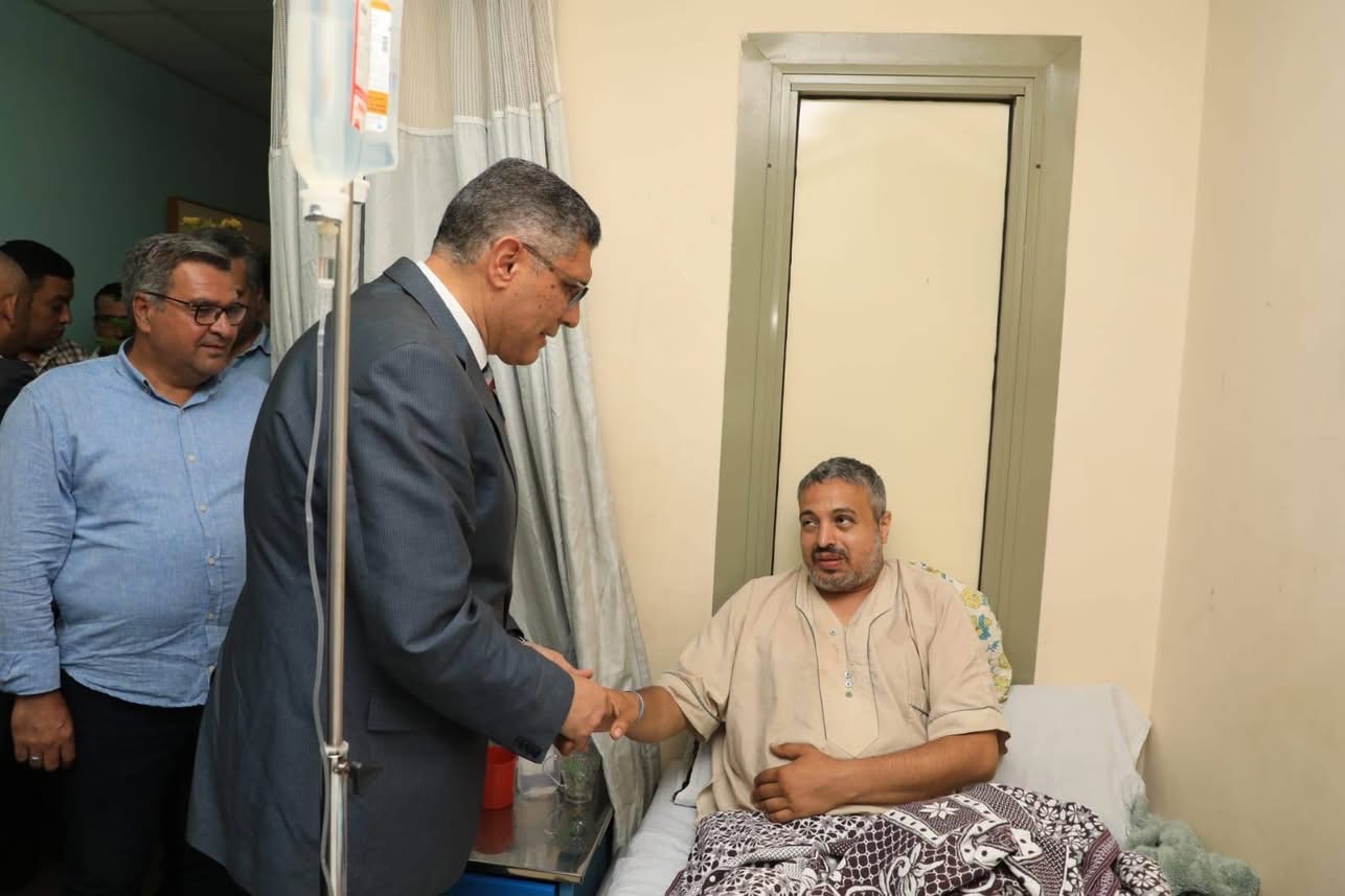 محافظ الجيزة يطمئن على الحالة الصحية لشهاب عبدالعزيز بطل واقعة إنقاذ "فتاة المنيب"