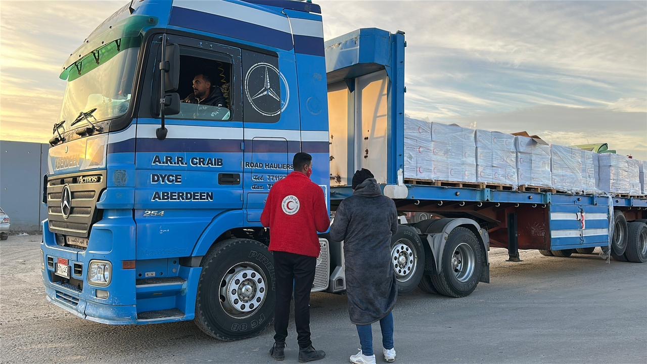 الهلال الأحمر المصري يواصل دعم غزة: 118 ألف سلة غذائية و30 ألف قطعة ملابس شتوية في قافلة «زاد العزة» 112