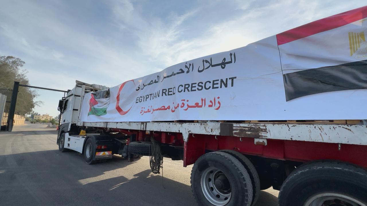 الهلال الأحمر المصري يدفع بأكثر من 8 آلاف طن مساعدات  عبر قافلة «زاد العزة» الـ 63 إلى غزة