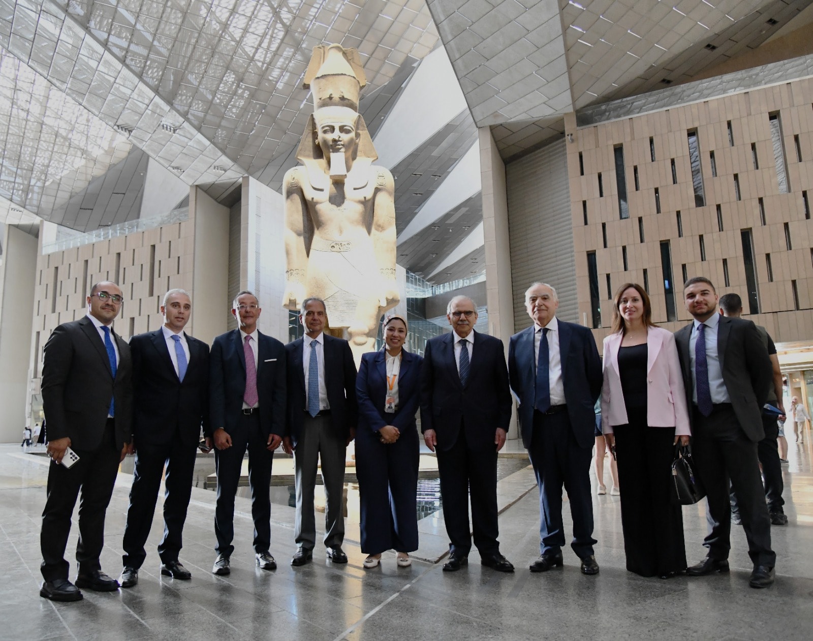 رئيس وزراء لبنان يزور المتحف المصري الكبير ويشيد بعظمة الحضارة المصرية