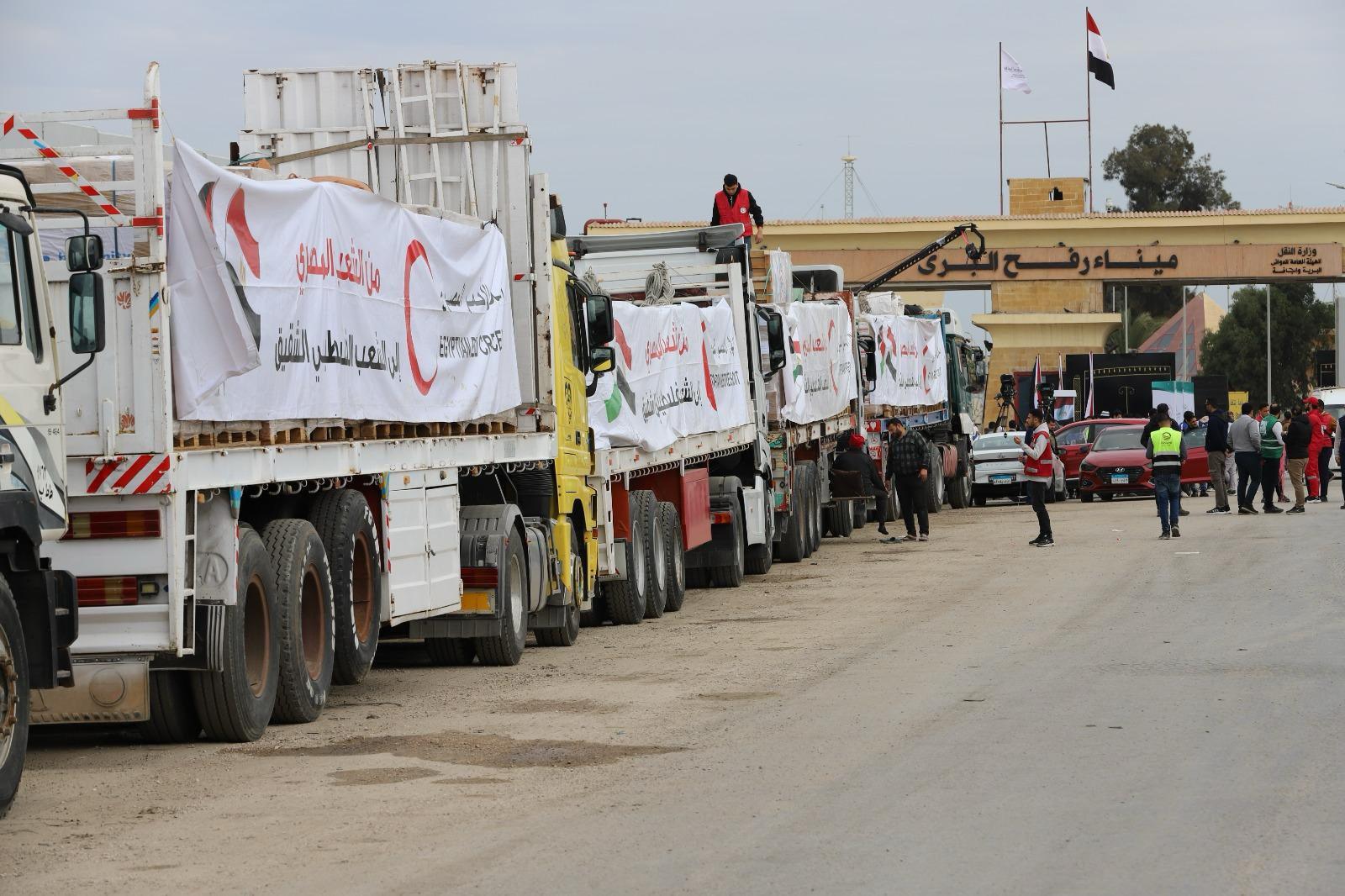 الهلال الأحمر : الدفع بألاف الأطنان مساعدات غذائية وطبية في قافلة «زاد العزة»   فى اسبوعها الثالث