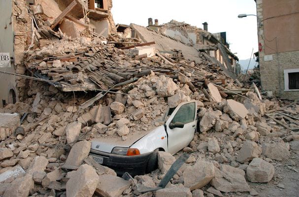 انهيار عقار بالعطارين يُسفر عن وفاة ومصابين بالإسكندرية