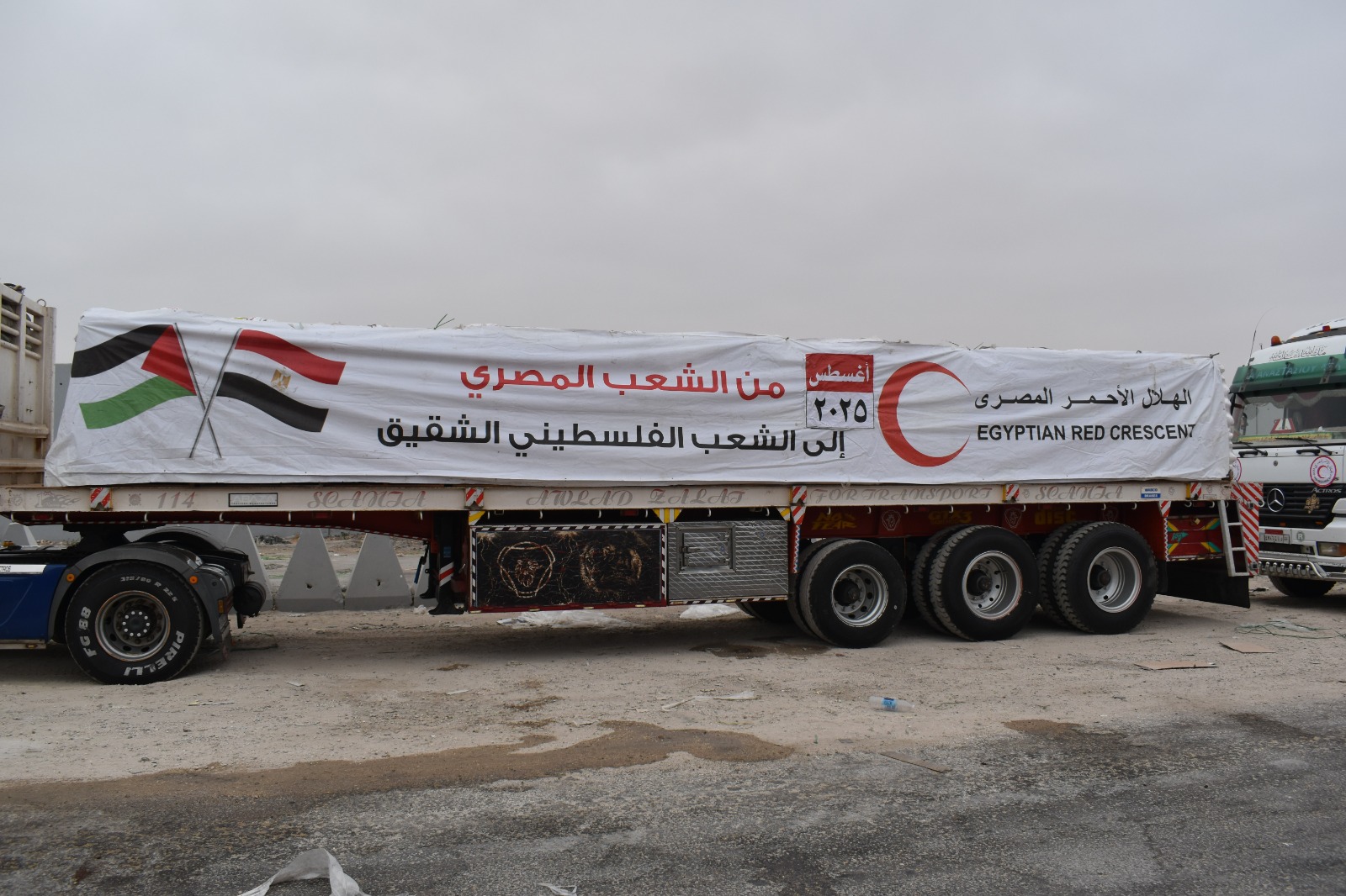 الهلال الأحمر يدفع بالقافلة الـ14 إلى غزة، أكثر من 112 ألف سلة غذائية ومساعدات طبية