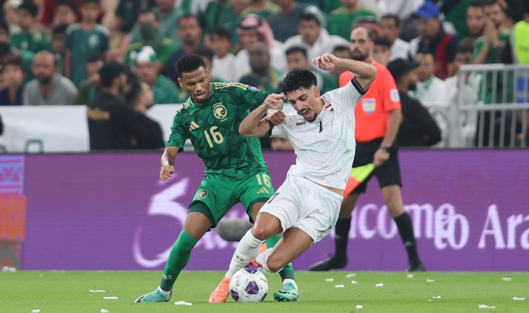 كلاسيكو العراق والسعودية.. حين ترسم كرة القدم خارطة الطريق بين "الأشقاء والخصوم"
