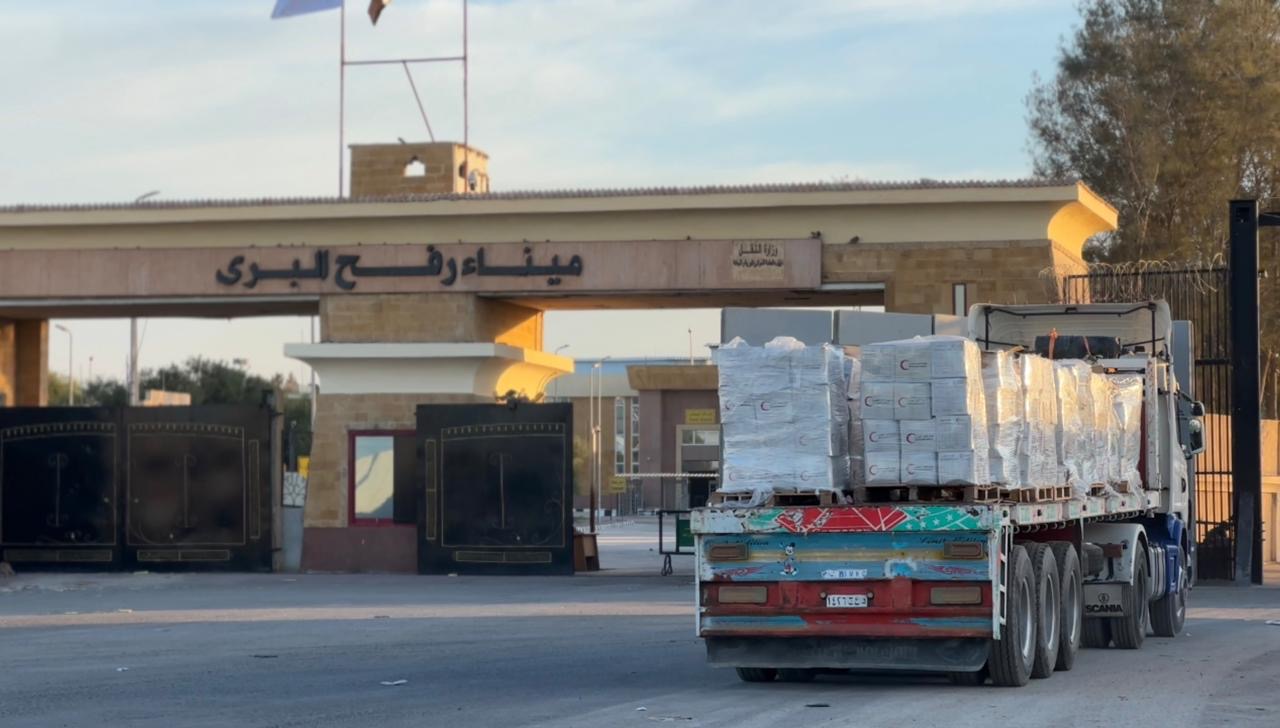 الهلال الأحمر المصري يطلق القافلة رقم 90 من حملة «زاد العزة» إلى غزة