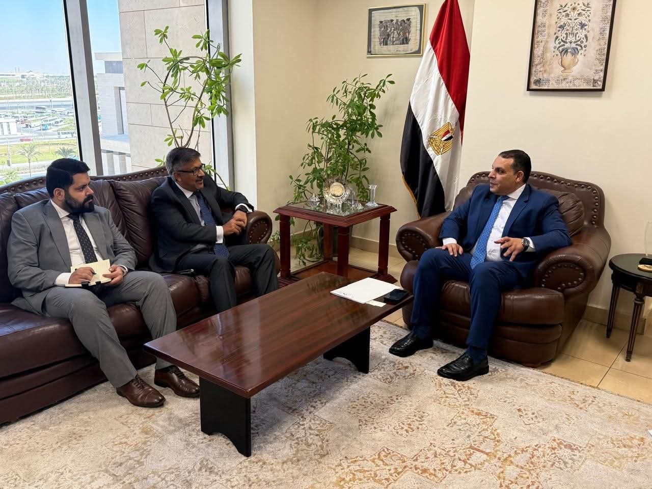 الشريف وسفير باكستان يبحثان فرص الاستثمار والتعاون الصناعي بالقاهرة