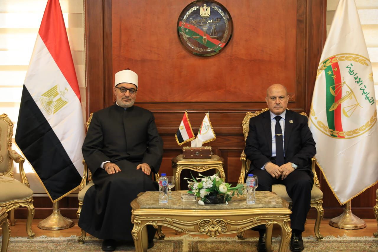 مفتي الجمهورية يهنئ رئيس هيئة النيابة الإدارية بتوليه المنصب رسميا