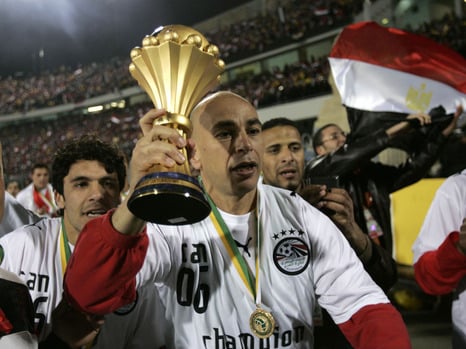 حسام حسن يحمل كأس أمم أفريقيا 2006.. ماذا قال حمادة صدقي عن رد فعل أحمد حسن؟