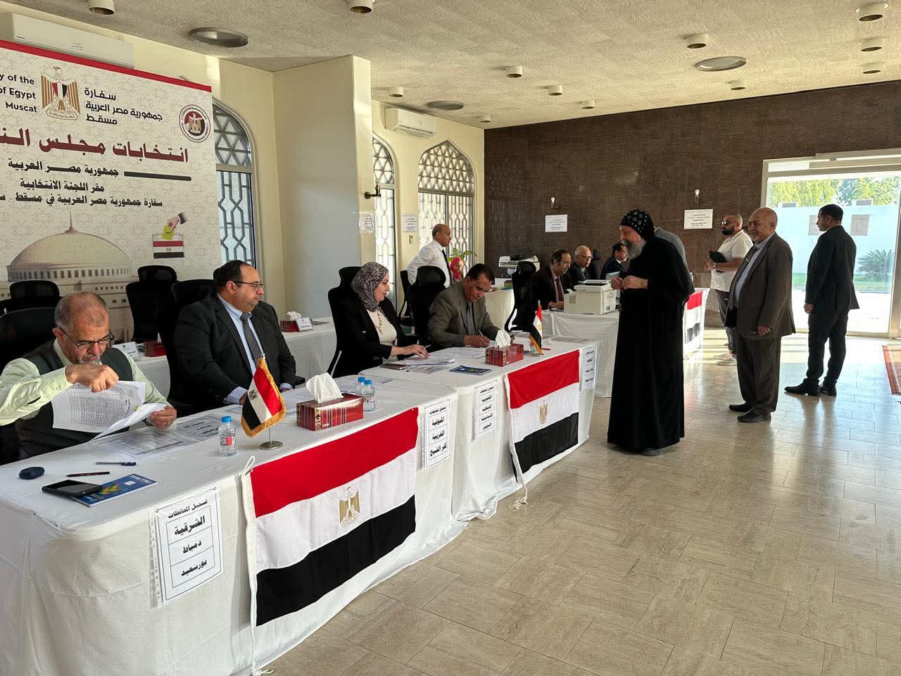 راعي الكنيسة المصرية بمسقط يدلي بصوته في اليوم الثاني للتصويت بانتخابات مجلس النواب