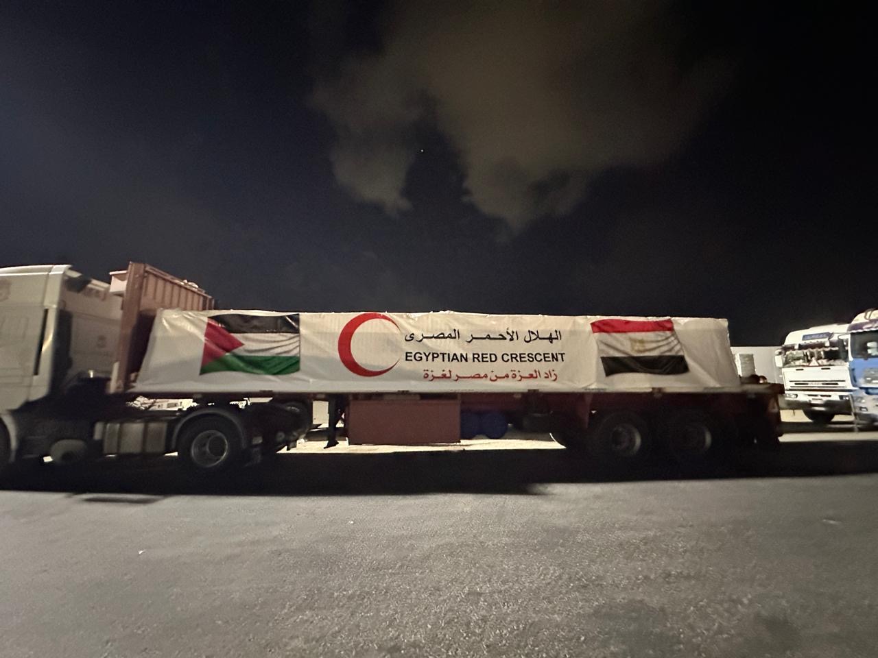 الهلال الأحمر المصري يدفع بـ 235 ألف سلة غذائية ومستلزمات طبية  قافلة «زاد العزة» الـ 72 إلى غزة