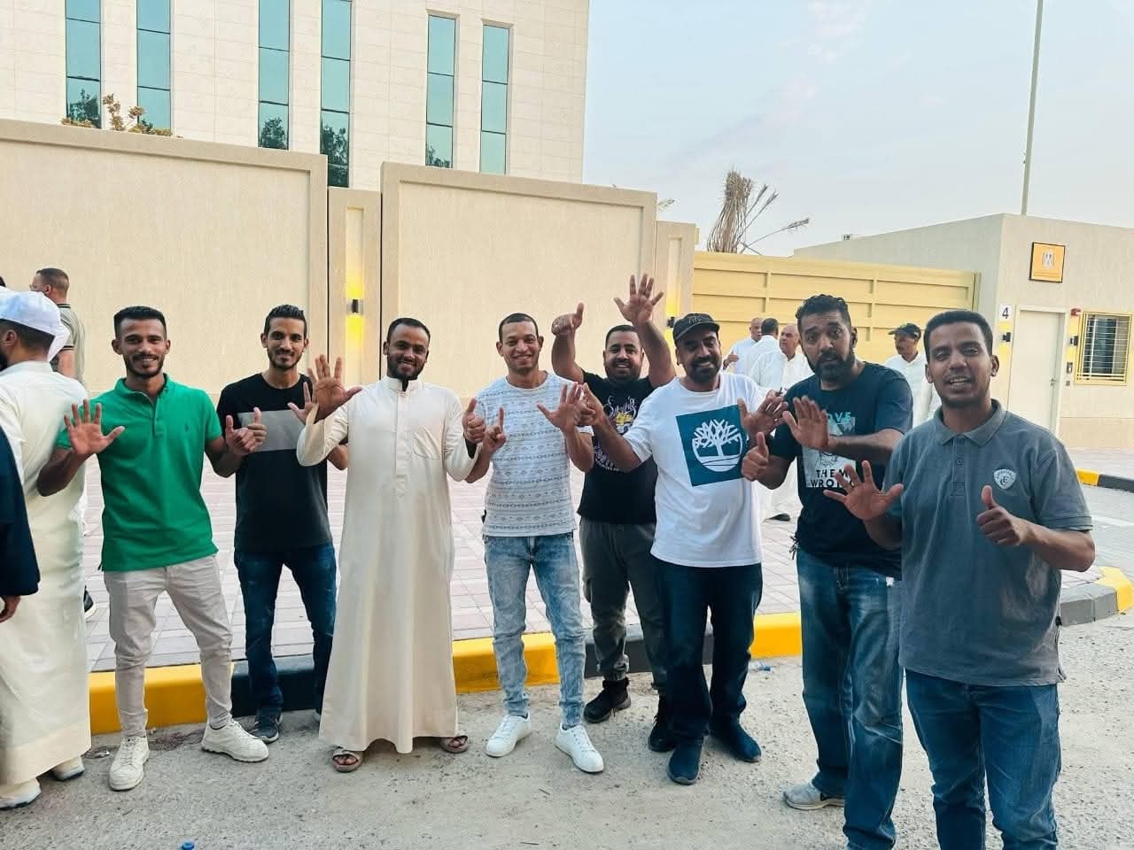 توافد المصريين في الكويت على مقر اللجان بالسفارة للتصويت في انتخابات الشيوخ باليوم الثاني