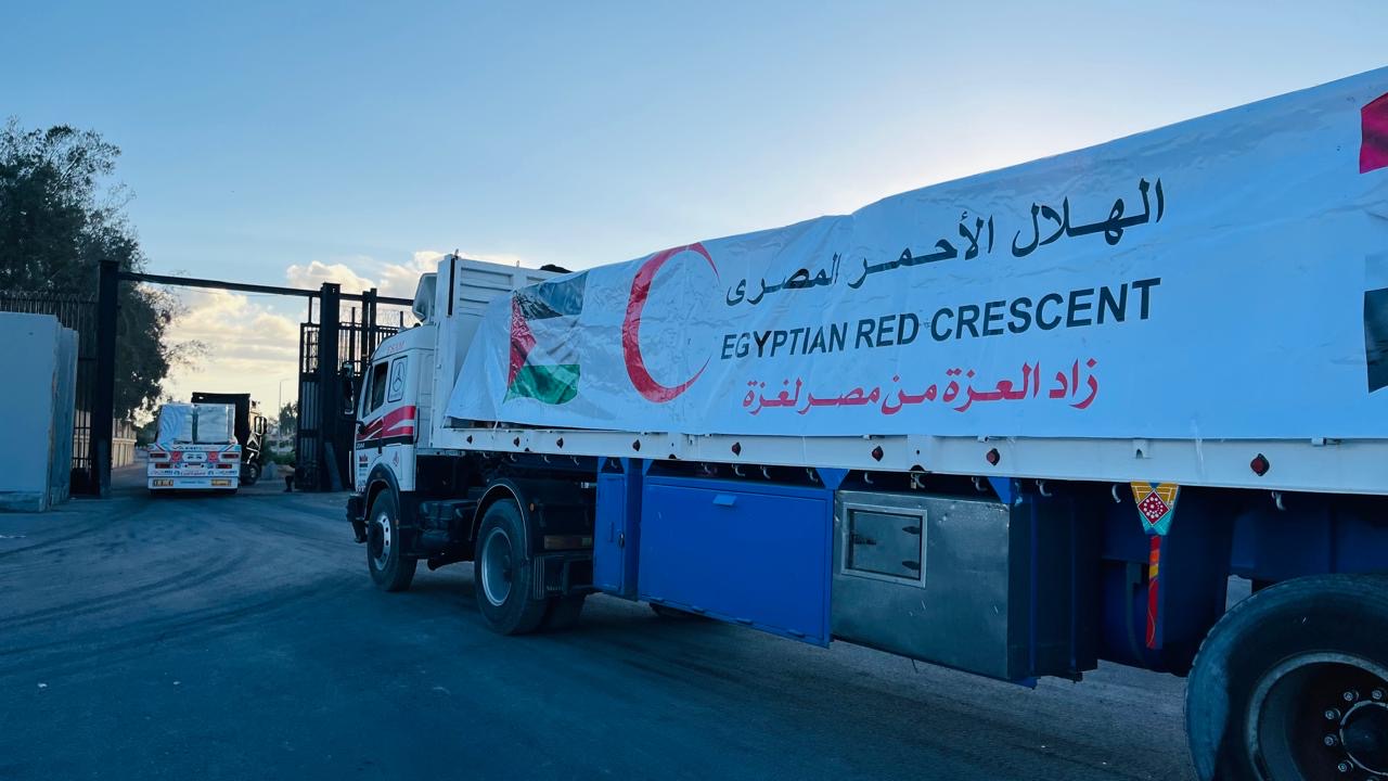الهلال الأحمر المصري يدفع أكثر من 4 آلاف طن مساعدات إنسانية وبترولية عبر قافلة «زاد العزة» الـ 52 إلى غزة