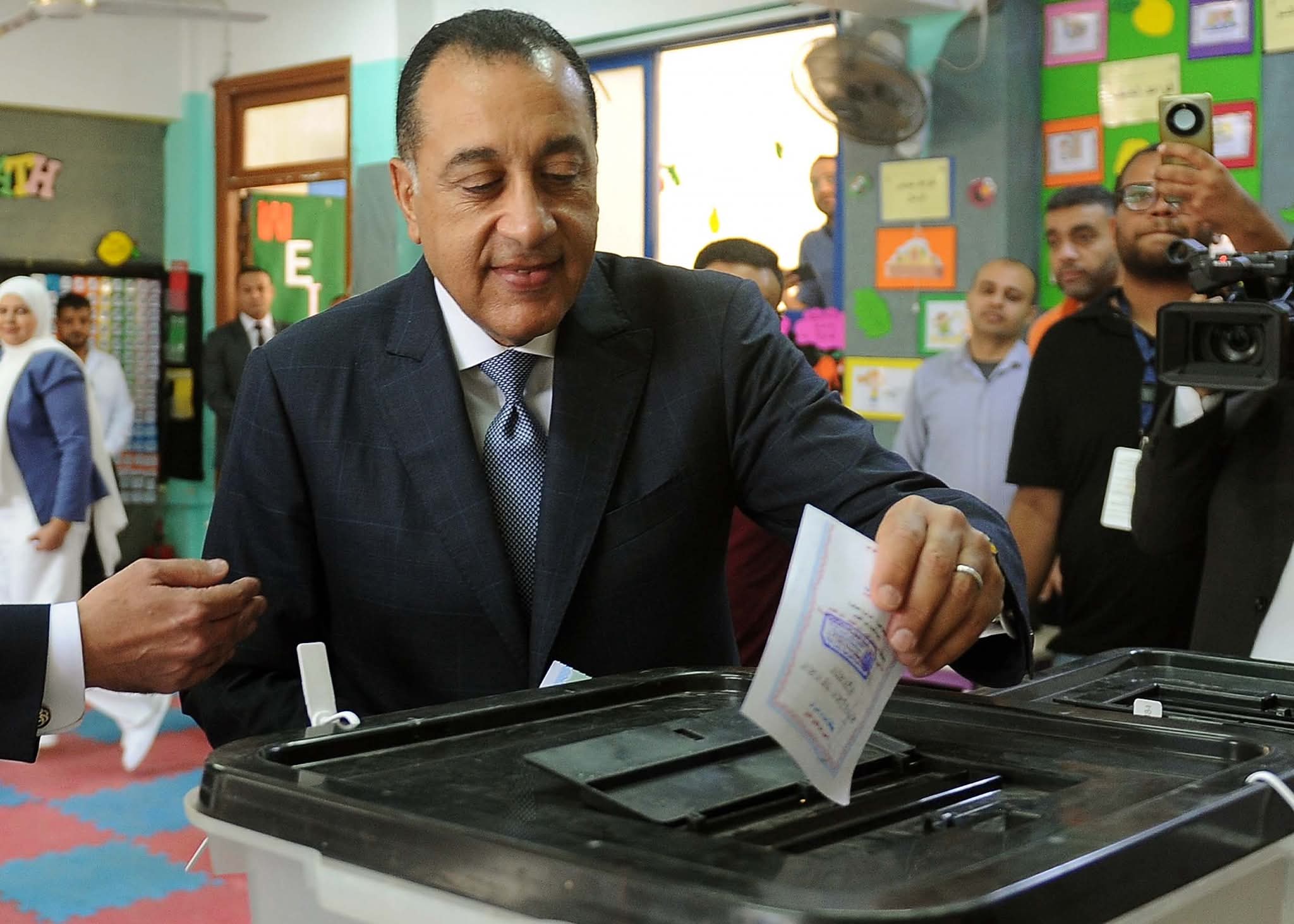 مدبولي يدلي بصوته في انتخابات مجلس النواب 2025 بلجنة الشيخ زايد