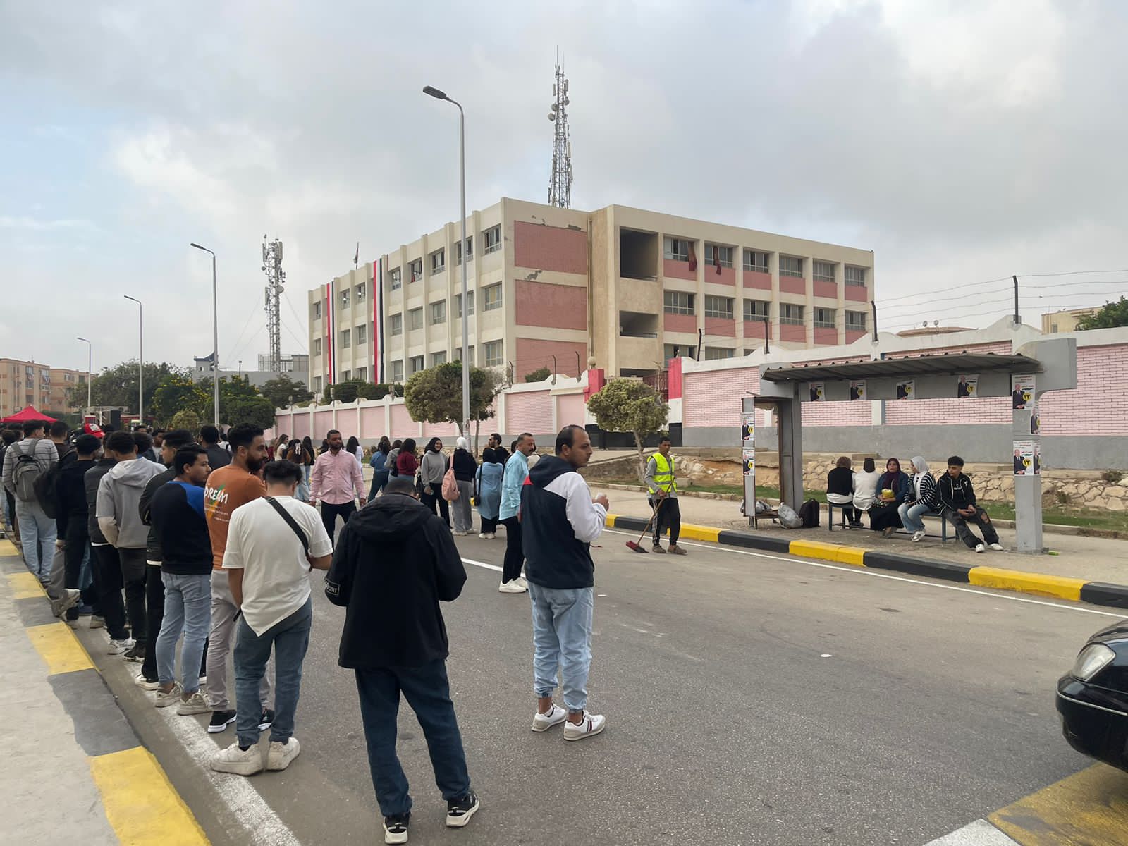 حشود امام اللجان قبل بدء التصويت في انتخابات مجلس النواب ٢٠٢٥