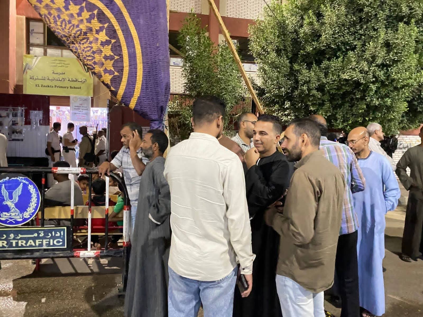 إقبال متزايد في الساعات الأخيرة بمدرسة الزناقطة الابتدائية بالأقصر في  اليوم الأول لانتخابات مجلس النواب