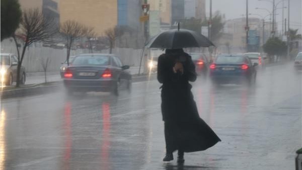 منخفض جوي يضرب البلاد.. رياح محملة بالأتربة وأمطار غزيرة وانخفاض في درجات الحرارة