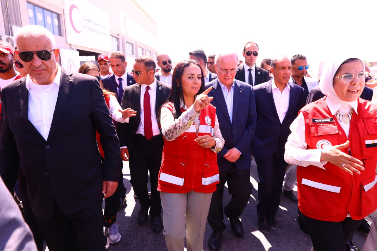 وزيرا التضامن والخارجية يصطحبان رئيس الوزراء الفلسطيني في زيارة  للهلال الأحمر المصري بالعريش