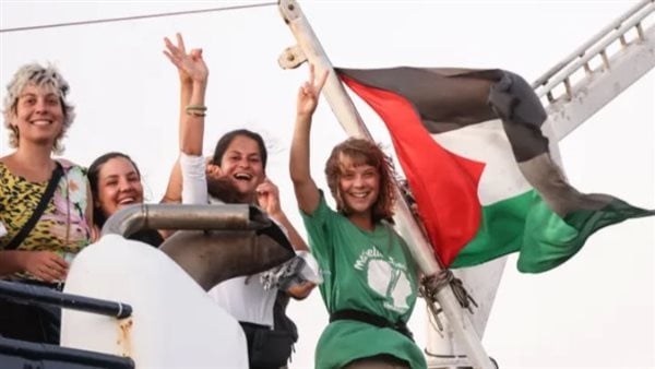 جريتا تونبرغ في سجون الاحتلال الإسرائيلي.. ظروف قاسية وتعذيب مروّع على متن أسطول الصمود