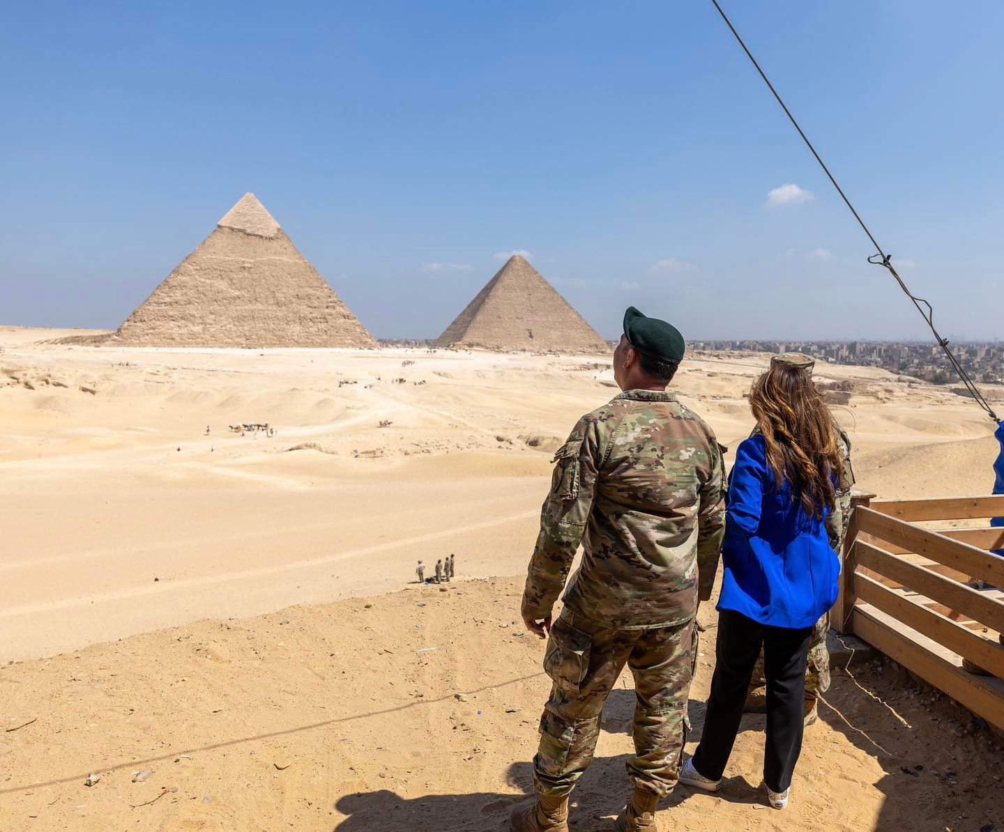 مصر والولايات المتحدة يوجهان رسالة قوة وتعاون من أمام الأهرامات