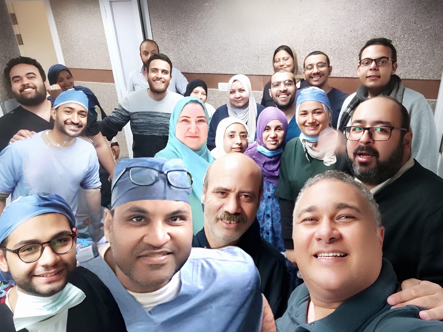 جامعة القاهرة تحقق إنجازًا طبيًا: أول عملية زراعة قوقعة لطالبة بمستشفى الطلبة على نفقة الجامعة”
